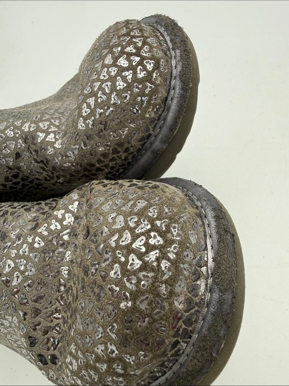 Ugg Sparkle Metallic Heart Winter Boots - Silver Gray kids 3 comfy casual school